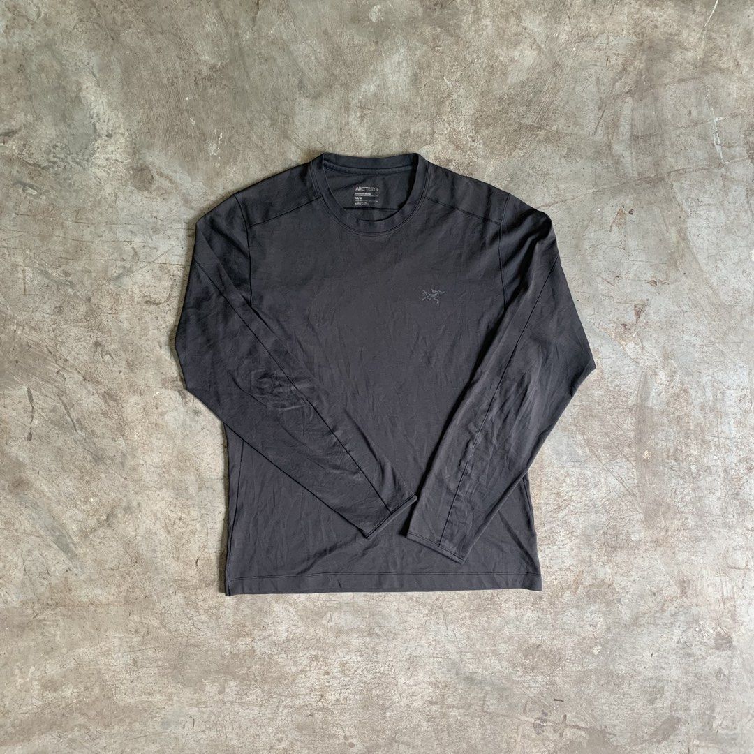 Arc'teryx Long Sleeve Shirt Dark Grey Size M (Category: Vintage Collectibles) located in Manila. Submitted by emplysthrift. (Listing ID 1469702016, Image 1). Description: Width "21.5 Length "27 Good Condition Colorrate: 9.2/10 Flaws: cut washtag (authentic) Unli vouch/vc for safe transactions 📲 Location: Laspinas City, Metro Manila, Brngy Talon Uno. 📍 DM IF INTERESTED📥 - Brand: Arc'teryx - Item: Long sleeve technical shirt - Color: Dark grey -