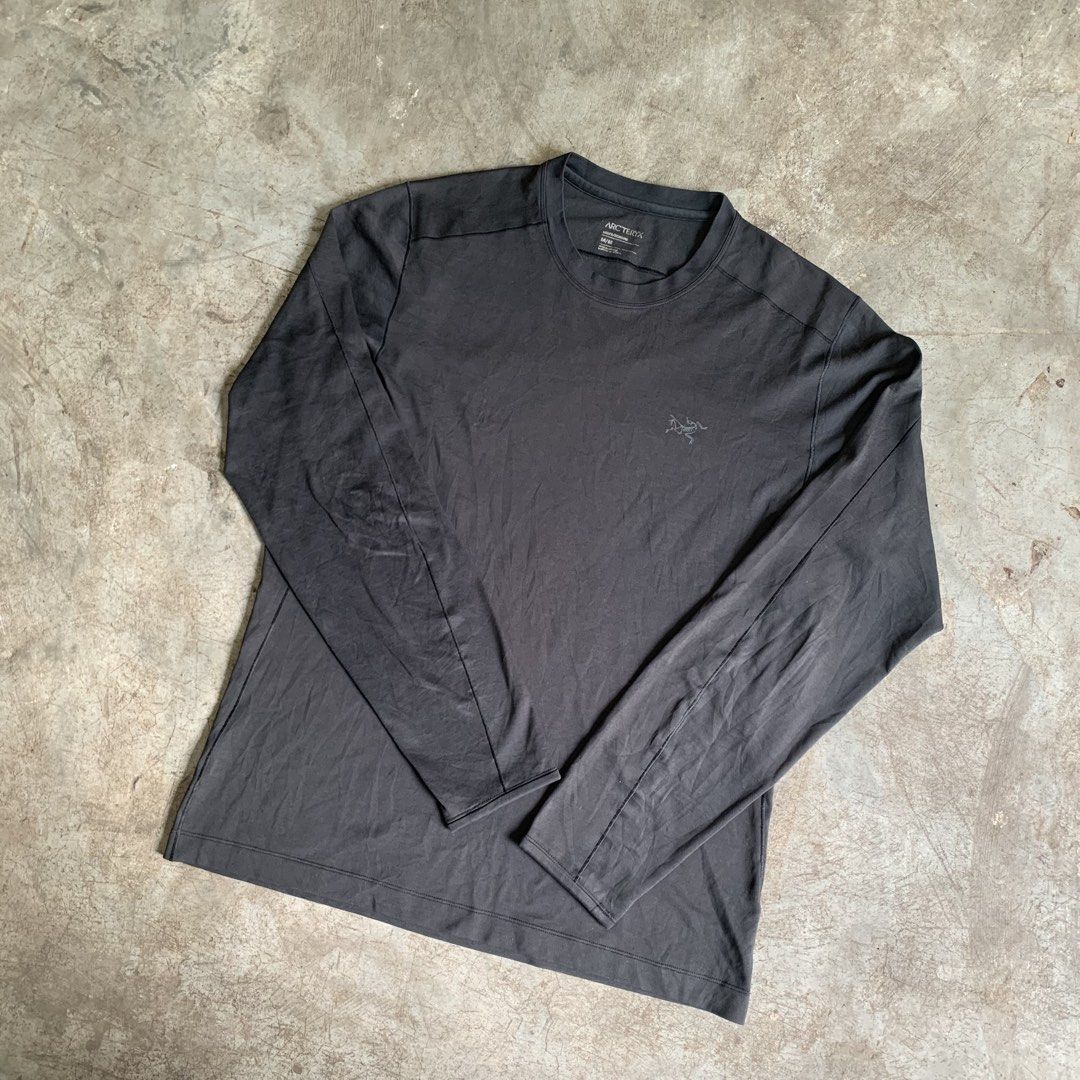 Arc'teryx Long Sleeve Shirt Dark Grey Size M (Category: Vintage Collectibles) located in Manila. Submitted by emplysthrift. (Listing ID 1469702016, Image 2). Description: Width "21.5 Length "27 Good Condition Colorrate: 9.2/10 Flaws: cut washtag (authentic) Unli vouch/vc for safe transactions 📲 Location: Laspinas City, Metro Manila, Brngy Talon Uno. 📍 DM IF INTERESTED📥 - Brand: Arc'teryx - Item: Long sleeve technical shirt - Color: Dark grey -