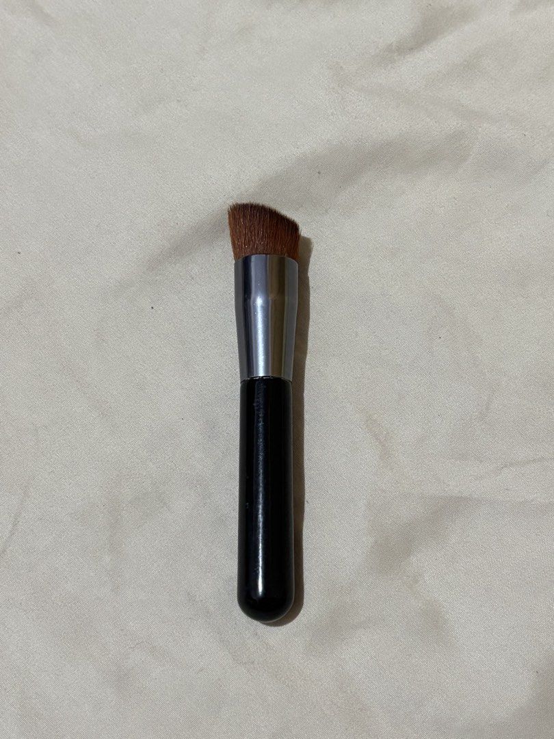 Artist Studio Angled Makeup Brush (Category: Makeup) located in Manila. Submitted by channabe (Listing ID 1469671507, Image 1). Description: - lightly used - travel size - angled brush - best for foundation, contour, and bronzers 📍 quezon city.