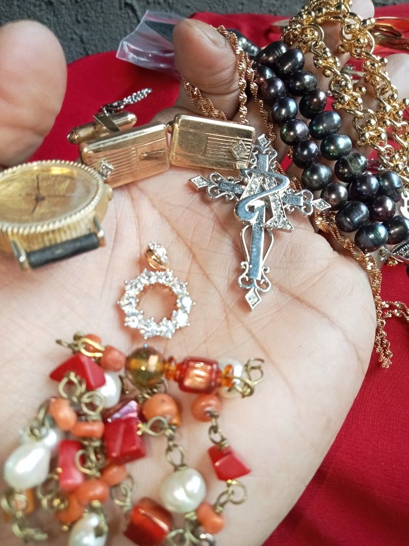 Assorted prelove vintage (Category: Body Jewelry) located in Quezon City. Submitted by wolfkinggg (Listing ID 1469589590, Image 1). Description: pre love secondhand items barely used vintage Antique .and WATCH not working as is pm for more details.