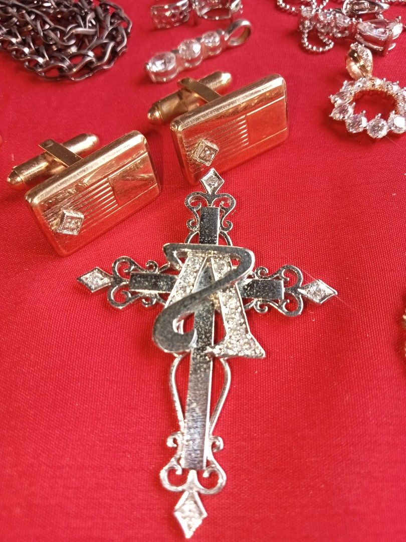 Assorted prelove vintage (Category: Body Jewelry) located in Quezon City. Submitted by wolfkinggg (Listing ID 1469589590, Image 3). Description: pre love secondhand items barely used vintage Antique .and WATCH not working as is pm for more details.
