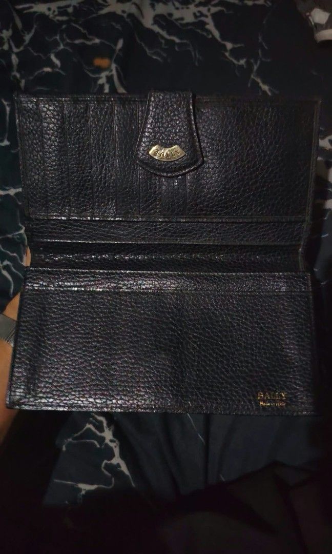 Assorted wallet (Category: Luxury Bags & Wallets) located in Manila. Submitted by nik-makino (Listing ID 1469684218, Image 3). Description: 500 each.
