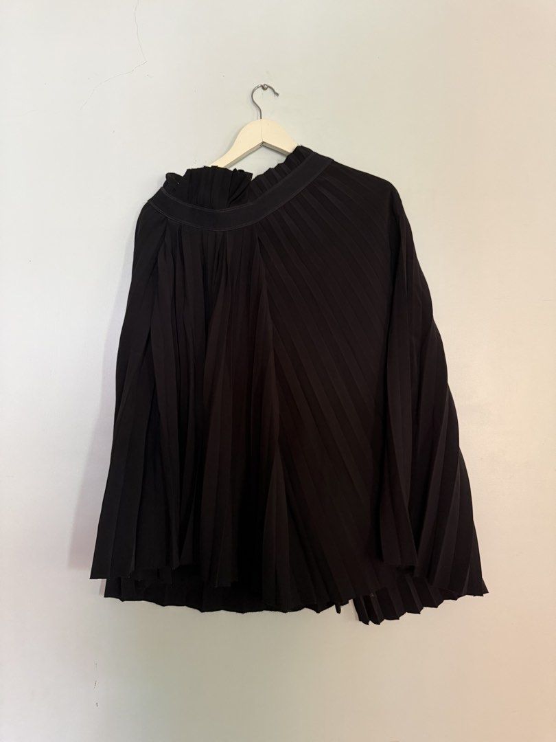 Asymmetrical black pleated skirt (Category: Skirts) located in Vigan. Submitted by catmoonlilith (Listing ID 1469616286, Image 2). Description: Price: 380 + SF Waist: 14 inches with side zipper Length: 31 inches Payment via Gcash 📍Vigan City .