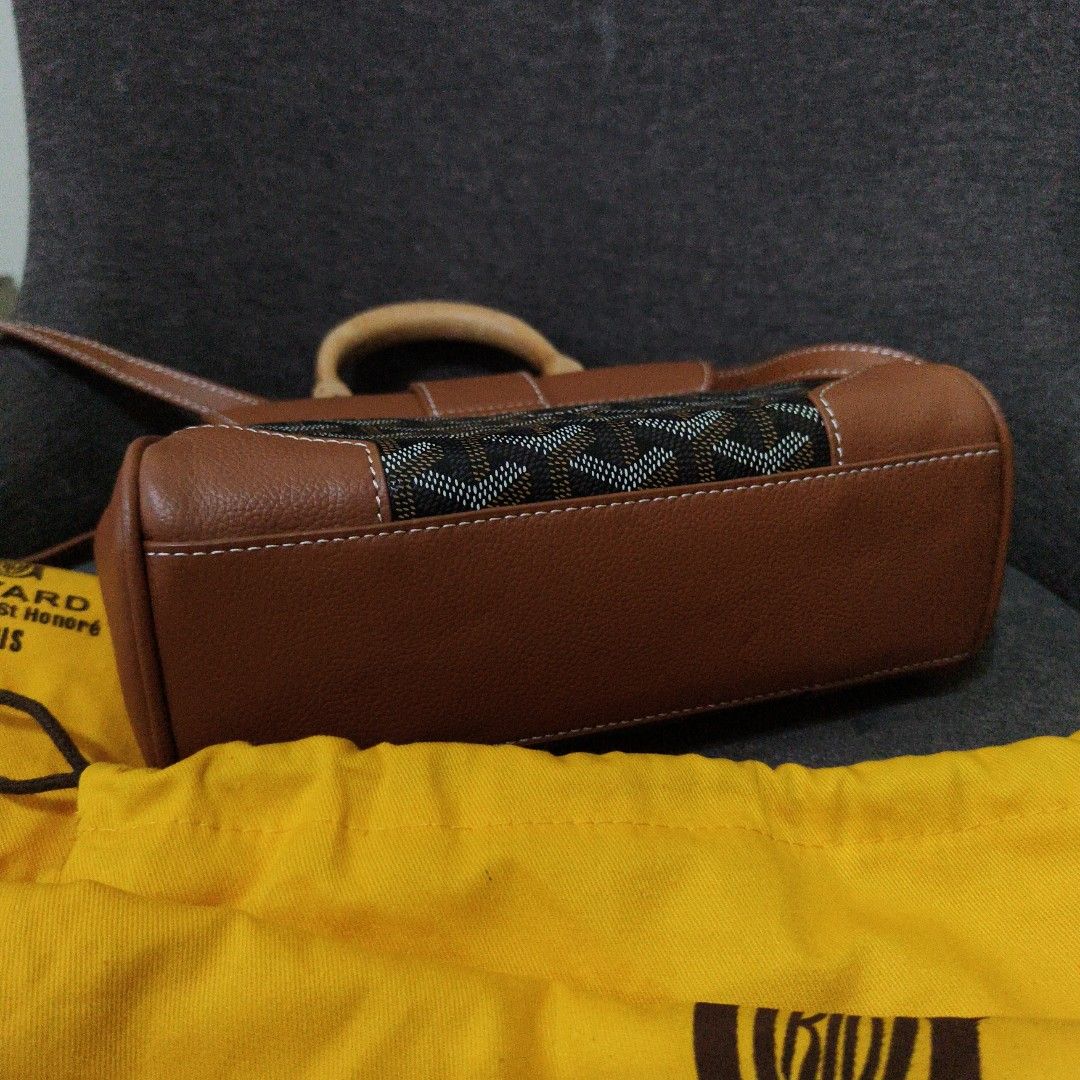Authentic Goyard saigon mini top handle (Category: Luxury Bags & Wallets) located in Quezon City. Submitted by luxpro.mnl (Listing ID 1469720758, Image 2). Description: Model: Goyard Saïgon (Mini / Souple style) Materials: Goyardine coated canvas, Courcelanges calfskin leather trim, and a riveted beech wood top handle. Hardware: Palladium-finish metal accents. Authentic moneyback.