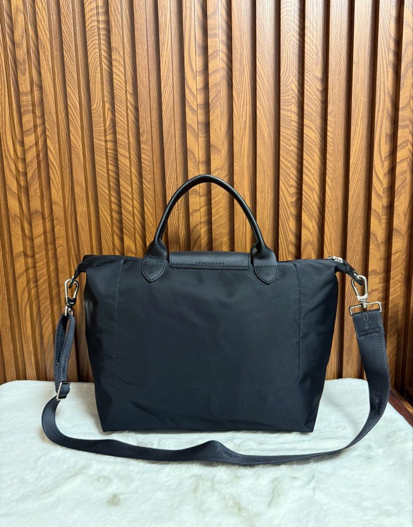 Authentic Longchamp Le Pliage Neo Black Medium Top Handle Bag (Category: Everything Else Others) located in Subic. Submitted by luxshoppe88 (Listing ID 1469706042, Image 2). Description: - Brand/Model: Longchamp Le Pliage Neo Handbag - Color: Classic Black with silver-tone hardware - Material: Durable nylon body with leather flap and snap button closure - Versatility: Includes top handles and a convenient detachable shoulder strap - Interior: Spa