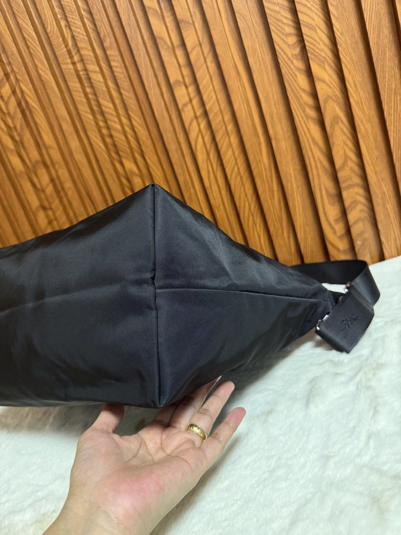 Authentic Longchamp Le Pliage Neo Black Medium Top Handle Bag (Category: Everything Else Others) located in Subic. Submitted by luxshoppe88 (Listing ID 1469706042, Image 3). Description: - Brand/Model: Longchamp Le Pliage Neo Handbag - Color: Classic Black with silver-tone hardware - Material: Durable nylon body with leather flap and snap button closure - Versatility: Includes top handles and a convenient detachable shoulder strap - Interior: Spa