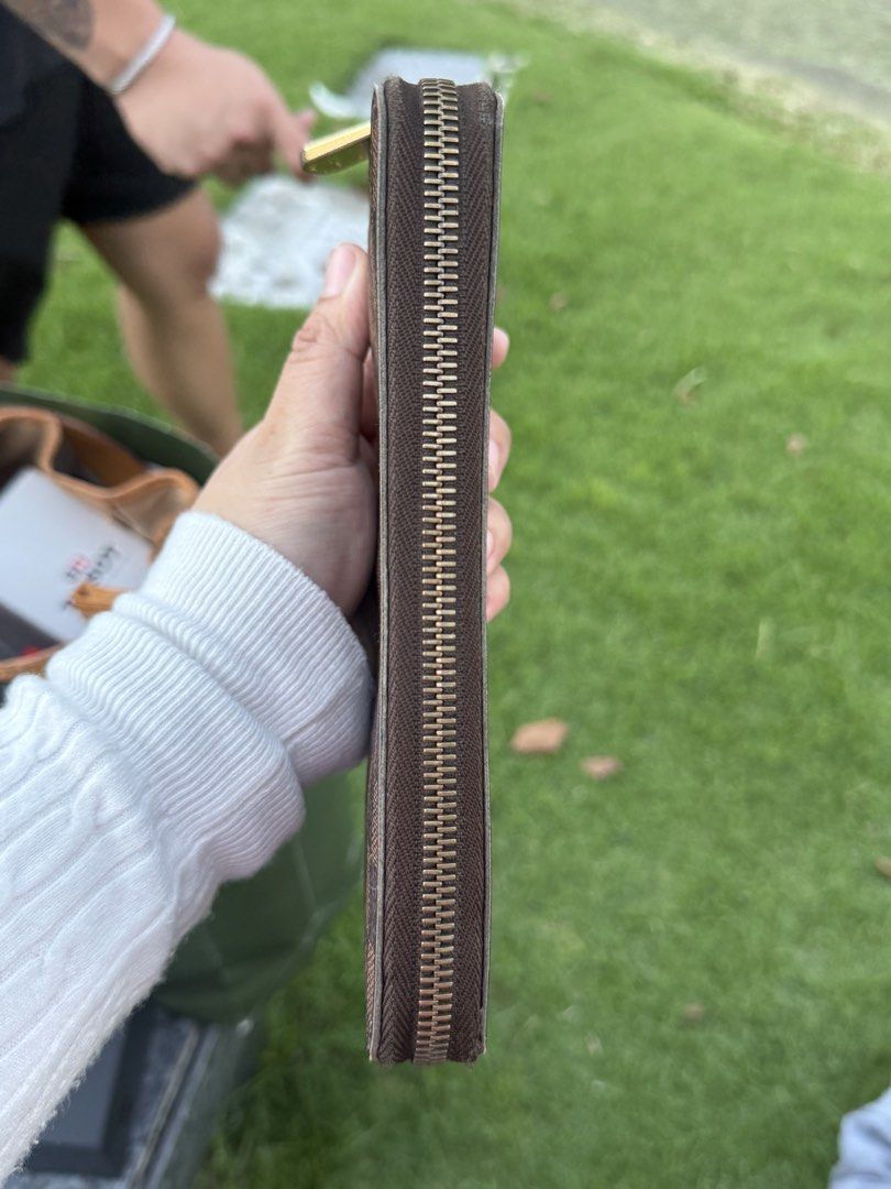 Authentic LV long wallet rush!! (Category: Luxury Bags & Wallets) located in Quezon City. Submitted by kashbags (Listing ID 1469709848, Image 3). Description: AUTHENTIC LOUIS VUITTON DAMIER EBENE WALLET 🤎 💰 SELLING PRICE: ₱14,000 Classic and timeless LV Damier Ebene wallet featuring the iconic brown checkerboard canvas. Perfect for everyday use or for designer bag and wallet collectors! ✨ Details: * Brand: Louis Vuitton * Design: Damier Ebene *