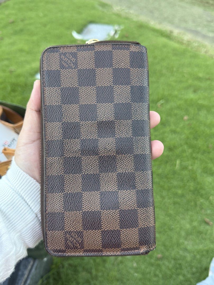 Authentic LV long wallet rush!! (Category: Luxury Bags & Wallets) located in Quezon City. Submitted by kashbags (Listing ID 1469709848, Image 2). Description: AUTHENTIC LOUIS VUITTON DAMIER EBENE WALLET 🤎 💰 SELLING PRICE: ₱14,000 Classic and timeless LV Damier Ebene wallet featuring the iconic brown checkerboard canvas. Perfect for everyday use or for designer bag and wallet collectors! ✨ Details: * Brand: Louis Vuitton * Design: Damier Ebene *