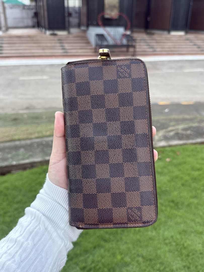 Authentic LV long wallet rush!! (Category: Luxury Bags & Wallets) located in Quezon City. Submitted by kashbags (Listing ID 1469709848, Image 1). Description: AUTHENTIC LOUIS VUITTON DAMIER EBENE WALLET 🤎 💰 SELLING PRICE: ₱14,000 Classic and timeless LV Damier Ebene wallet featuring the iconic brown checkerboard canvas. Perfect for everyday use or for designer bag and wallet collectors! ✨ Details: * Brand: Louis Vuitton * Design: Damier Ebene *