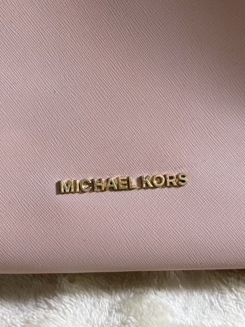 AUTHENTIC Michael Kors Portia Large Shoulder Bag (Category: Luxury Bags & Wallets) located in Tarlac. Submitted by mechaellat (Listing ID 1469707023, Image 2). Description: 100% Authentic, Money back guaranteed if proven fake. Condition: Used-Like New (no damage).