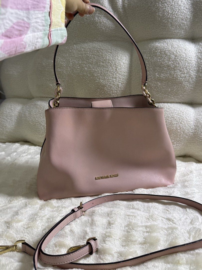 AUTHENTIC Michael Kors Portia Large Shoulder Bag (Category: Luxury Bags & Wallets) located in Tarlac. Submitted by mechaellat (Listing ID 1469707023, Image 1). Description: 100% Authentic, Money back guaranteed if proven fake. Condition: Used-Like New (no damage).