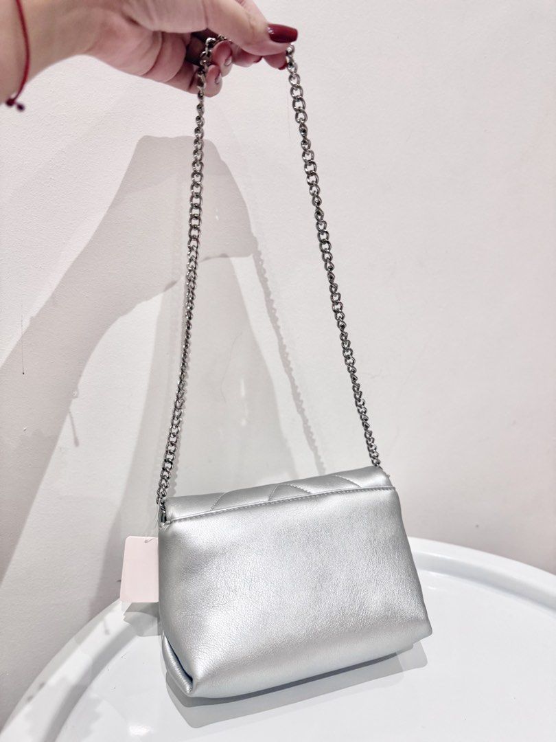 Authentic Victoria’s Secret Two-Way Bag in Silver (Category: Sling Bags) located in Manila. Submitted by strawberrymelo (Listing ID 1469728876, Image 2). Description: - chain strap is detachable - convertible type of bag - BRAND NEW .