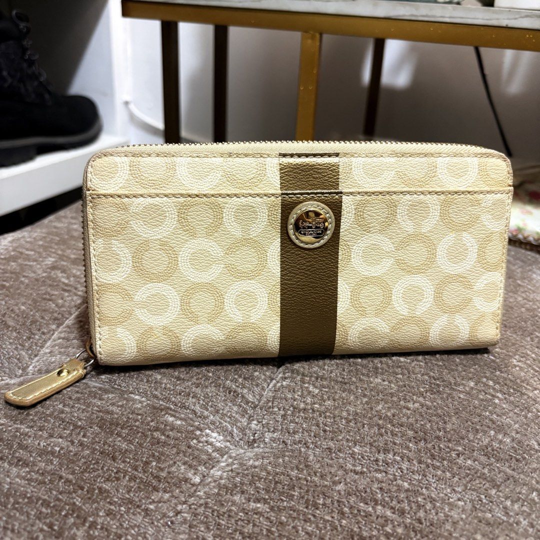 Authentic Vintage Coach Long Wallet (Category: Wallets & Card holders) located in Binangonan. Submitted by makoleksyon (Listing ID 1469661690, Image 1). Description: Excellent condition Like new No flaws Bought in Japan 💯% Authentic Money back guarantee .