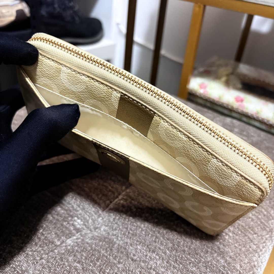 Authentic Vintage Coach Long Wallet (Category: Wallets & Card holders) located in Binangonan. Submitted by makoleksyon (Listing ID 1469661690, Image 3). Description: Excellent condition Like new No flaws Bought in Japan 💯% Authentic Money back guarantee .