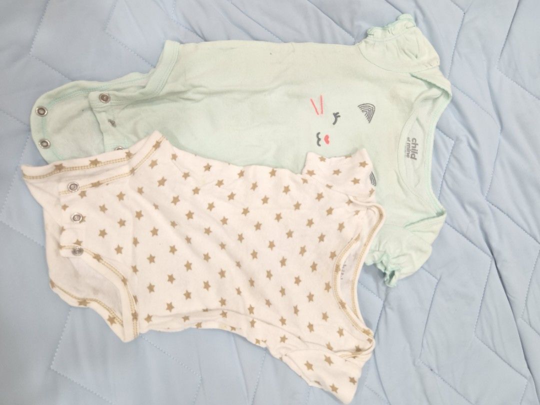 Baby Onesie Carter's Set (Category: Babies & Kids Fashion) located in Alegria. Submitted by missy1024 (Listing ID 1469685583, Image 1). Description: .