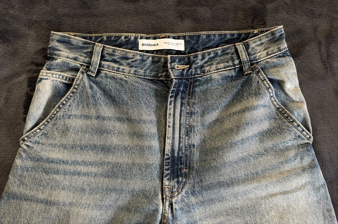 Baggy Barrel Jeans - Bershka (Category: Jeans) located in Pasig City. Submitted by caroline111 (Listing ID 1469630262, Image 3). Description: Blue Acid Wash Length - 39 inches.