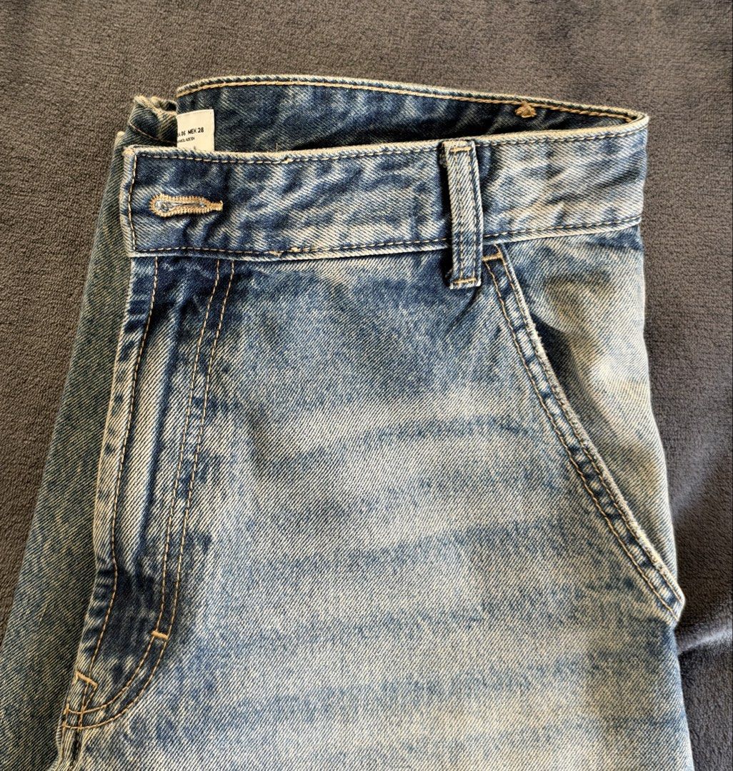 Baggy Barrel Jeans - Bershka (Category: Jeans) located in Pasig City. Submitted by caroline111 (Listing ID 1469630262, Image 1). Description: Blue Acid Wash Length - 39 inches.