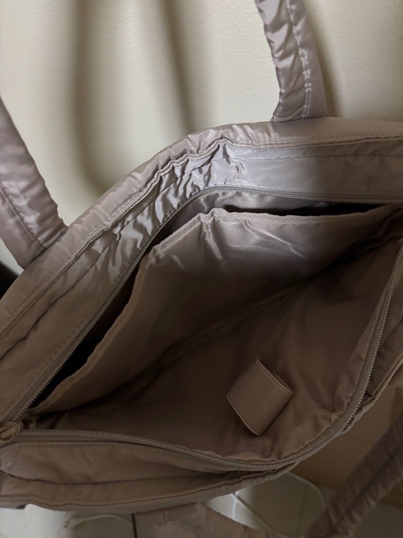 Bagsmart puffy tote camel 18L (Category: Tote Bags) located in Quezon City. Submitted by goldbrews (Listing ID 1469665188, Image 3). Description: Puffy tote bag in camel - grayish brown color - 18L - spacious - fits 13” macbook and 11” ipad inside - pockets for organization 🍨 color may slightly vary due to lighting.