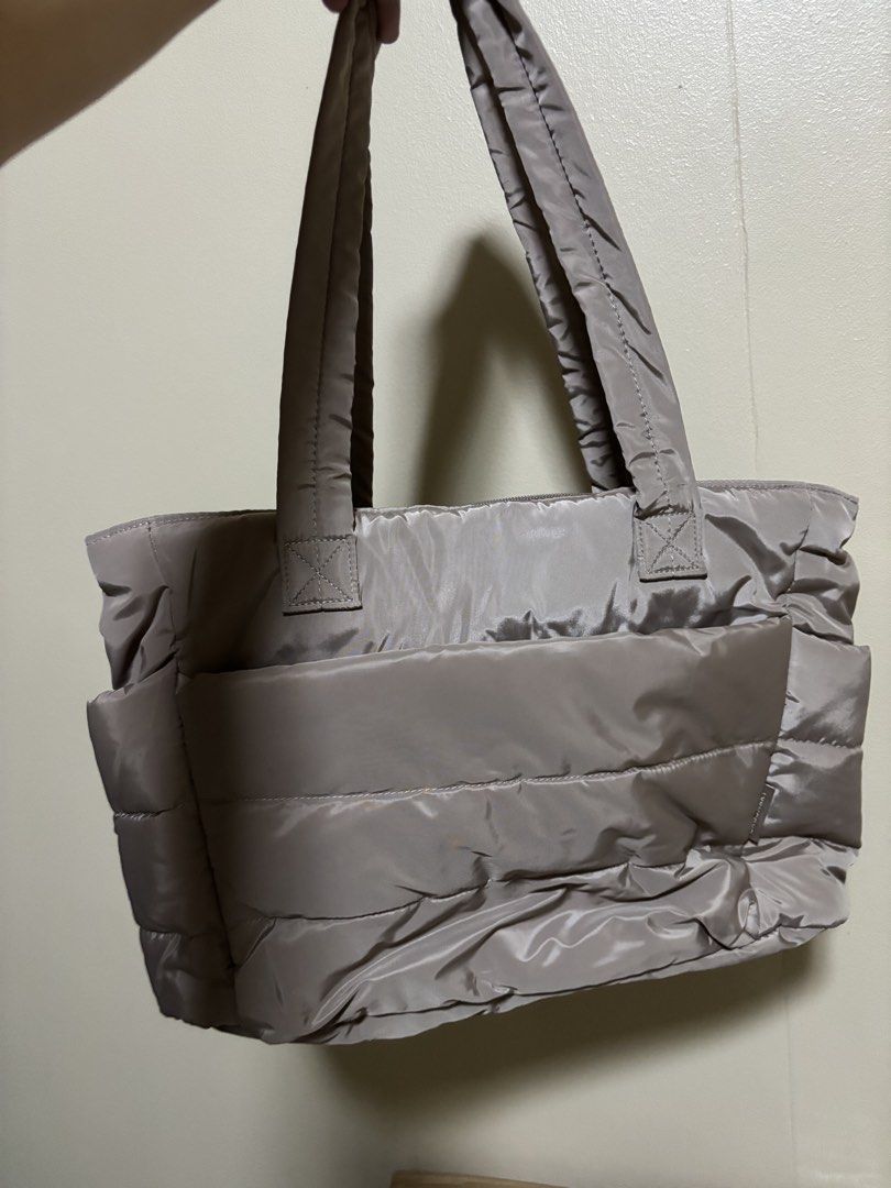 Bagsmart puffy tote camel 18L (Category: Tote Bags) located in Quezon City. Submitted by goldbrews (Listing ID 1469665188, Image 1). Description: Puffy tote bag in camel - grayish brown color - 18L - spacious - fits 13” macbook and 11” ipad inside - pockets for organization 🍨 color may slightly vary due to lighting.