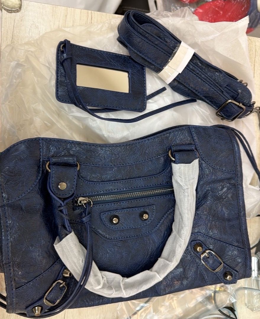 Balen City (Category: Luxury Bags & Wallets) located in Valenzuela. Submitted by safe.rachesells (Listing ID 1469638527, Image 1). Description: Brand new Bought from luxxefindsbyjm Genuine Leather RFS: not my style .
