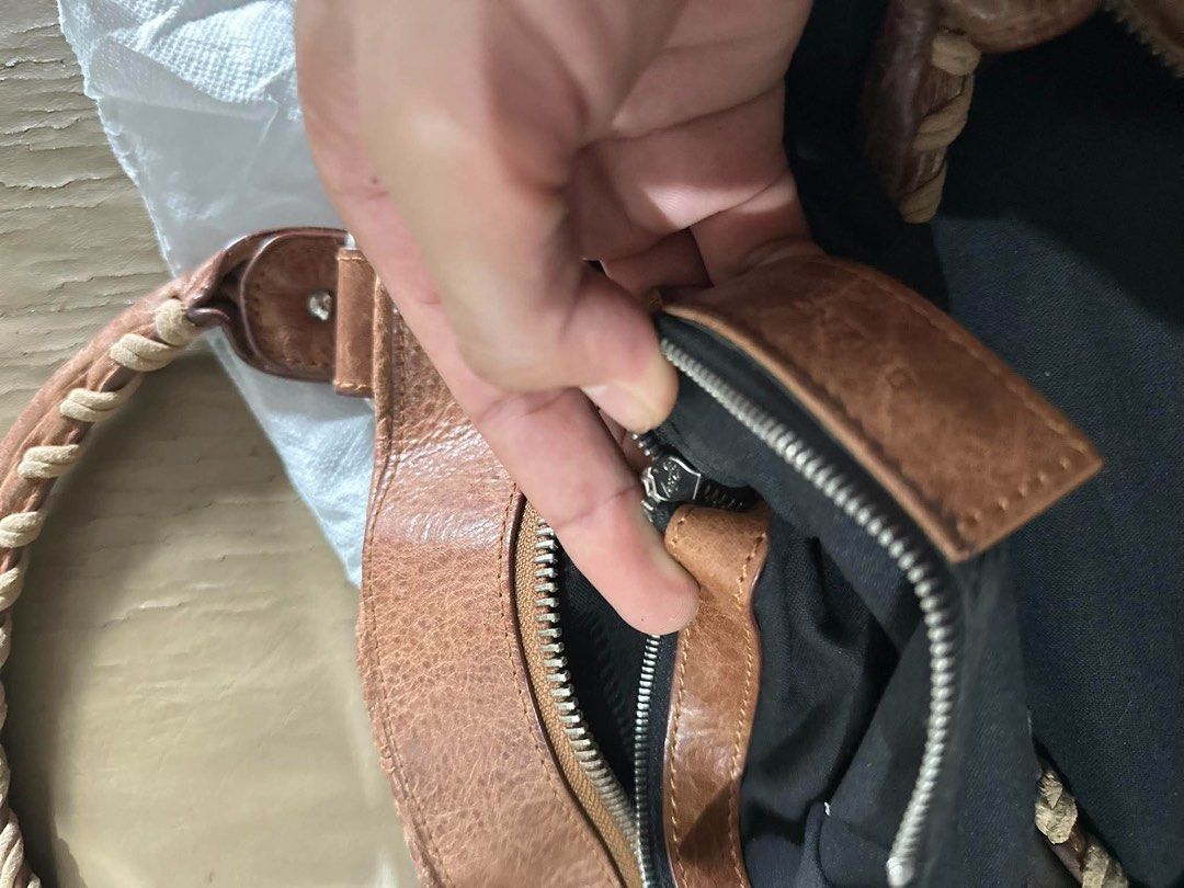 Balenciaga (Category: Luxury Bags & Wallets) located in Caloocan City. Submitted by ukaysbagsph (Listing ID 1469661515, Image 3). Description: Good condition no sling.