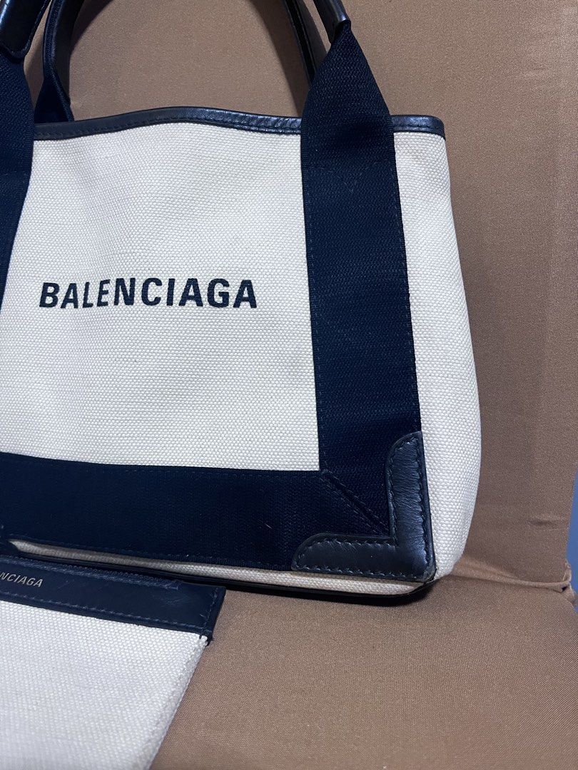Balenciaga (Category: Luxury Bags & Wallets) located in Dagupan City. Submitted by calmocean-f675cc (Listing ID 1469694608, Image 3). Description: Balenciaga Hand bag Small size Guaranteed authentic Rank A Minor sign of used Malinis 8500 only add shipping fee .