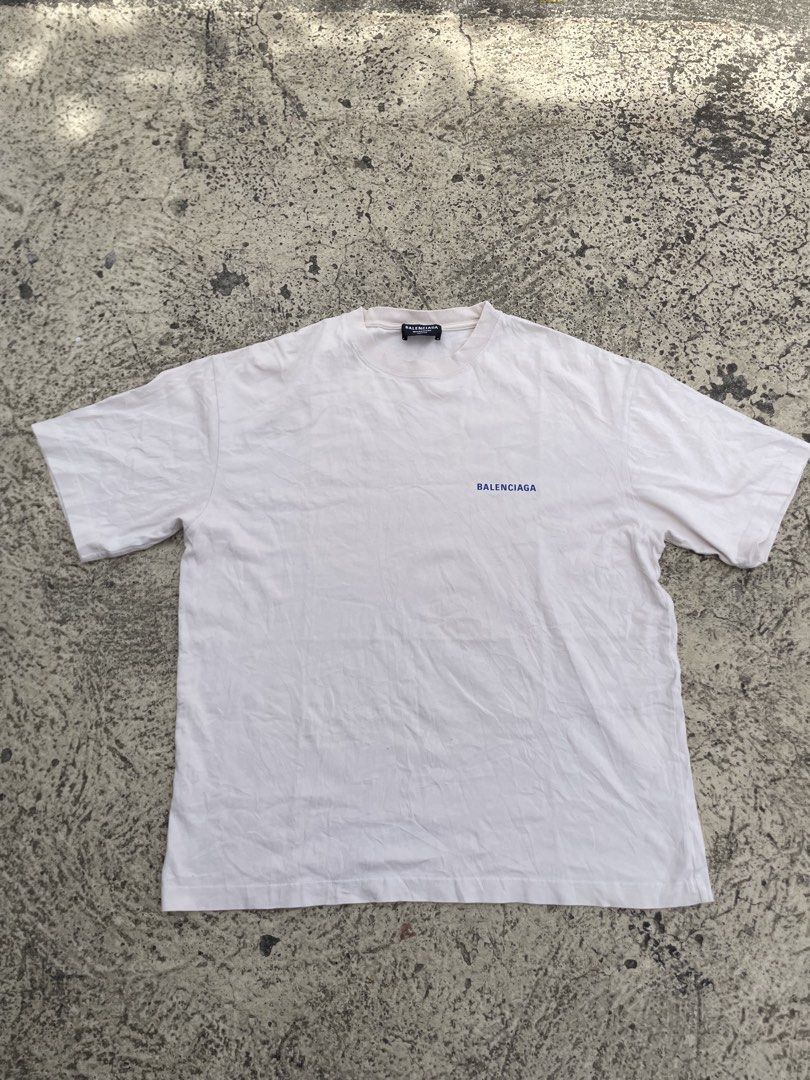 Balenciaga front back logo shirt (Category: Luxury Apparel) located in Alegria. Submitted by deniseeee.21 (Listing ID 1469589856, Image 1). Description: Size S oversized no flaws authentic.