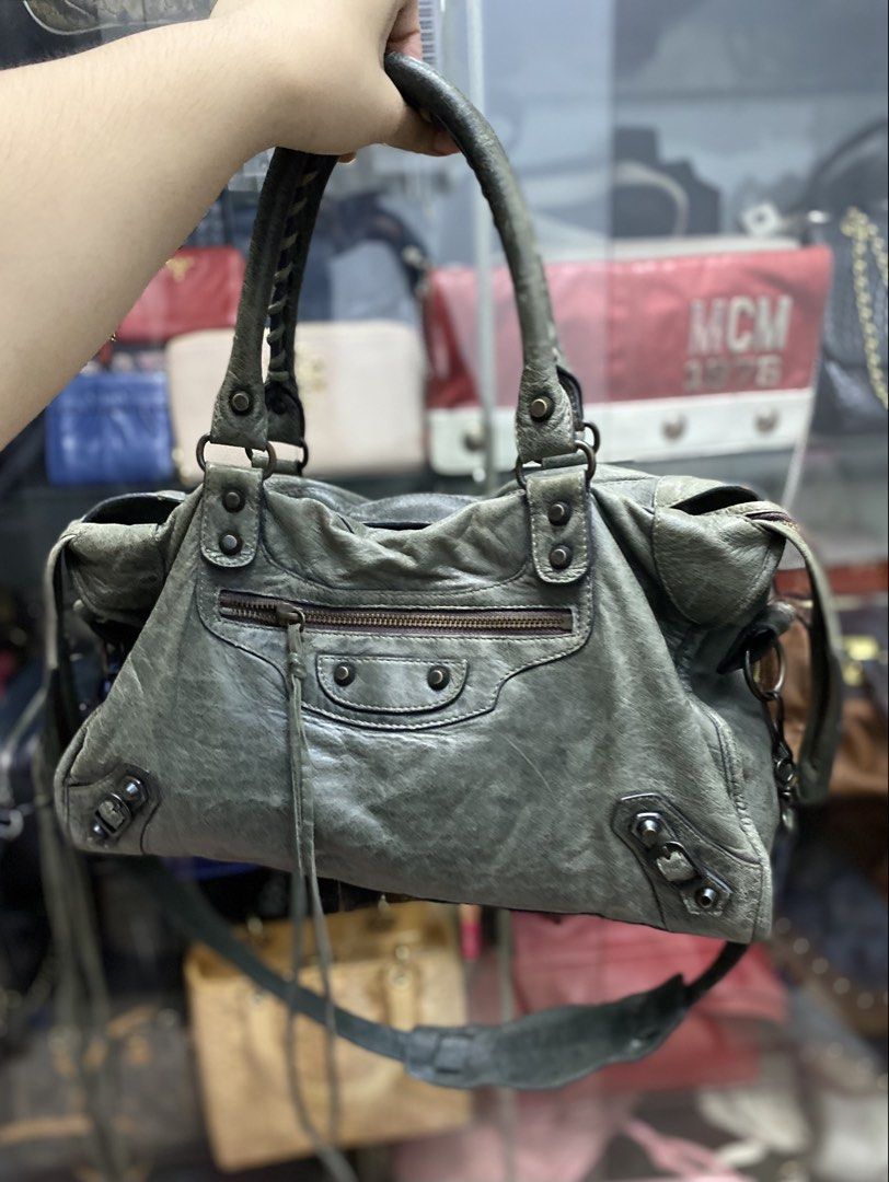 Balenciaga style bag (Category: Luxury Bags & Wallets) located in San Mateo. Submitted by kluxuryy (Listing ID 1469663788, Image 1). Description: OFFER YOUR PRICE NEGOTIABLE INSP..