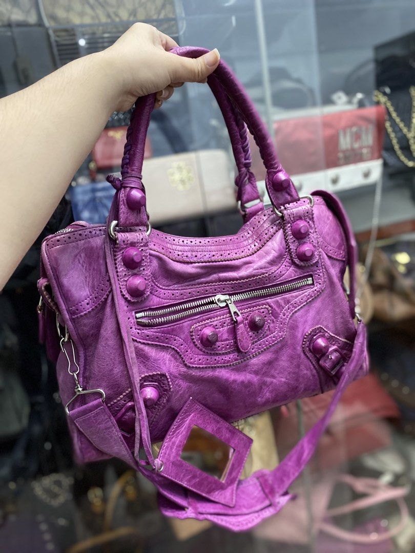 Balenciaga style bag (Category: Luxury Bags & Wallets) located in San Mateo. Submitted by kluxuryy (Listing ID 1469664107, Image 1). Description: OFFER YOUR PRICE NEGOTIABLE.