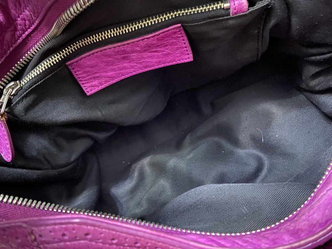 Balenciaga style bag (Category: Luxury Bags & Wallets) located in San Mateo. Submitted by kluxuryy (Listing ID 1469664107, Image 2). Description: OFFER YOUR PRICE NEGOTIABLE.