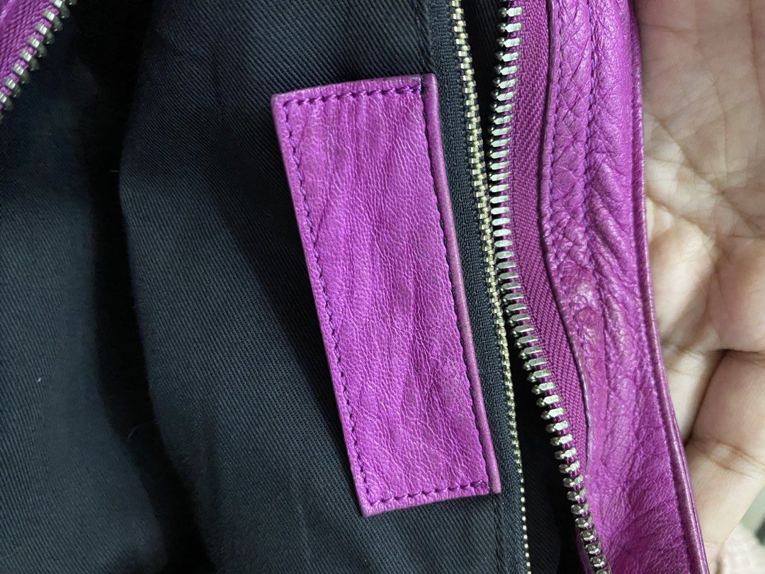 Balenciaga style bag (Category: Luxury Bags & Wallets) located in San Mateo. Submitted by kluxuryy (Listing ID 1469664107, Image 3). Description: OFFER YOUR PRICE NEGOTIABLE.