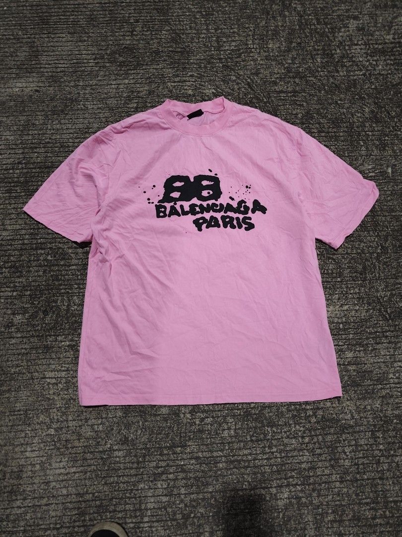 Balenciaga Tee 🔥 (Category: Tshirts & Polo Shirts ) located in Tabaco. Submitted by thrifttobecool (Listing ID 1469669315, Image 1). Description: Excellent Condition 💯 9.8/10 Color Rate 💯 22 Width 📌 29 Length 📌 L - semi XL ✅ issue: minimal stain ( need wash ) 📌 350 ✅ + sf 📌 Location Bicol ✅.