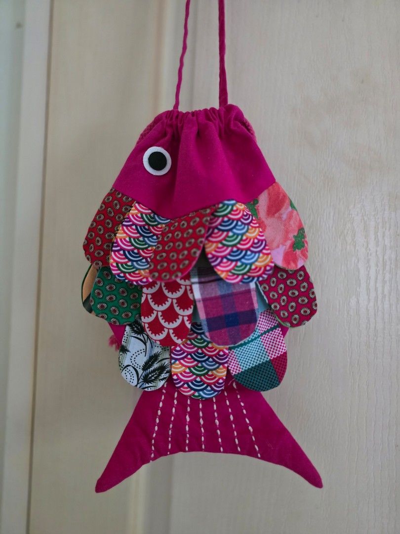 Bangkok bag (Category: Beach Bags) located in Cavite. Submitted by rydes_clo (Listing ID 1469601415, Image 1). Description: bought in bangkok ang ganda nito bagong bago pa pwedeng pwede nyong pang gift this coming chirstmas 10/10 condition maraming malalagay.