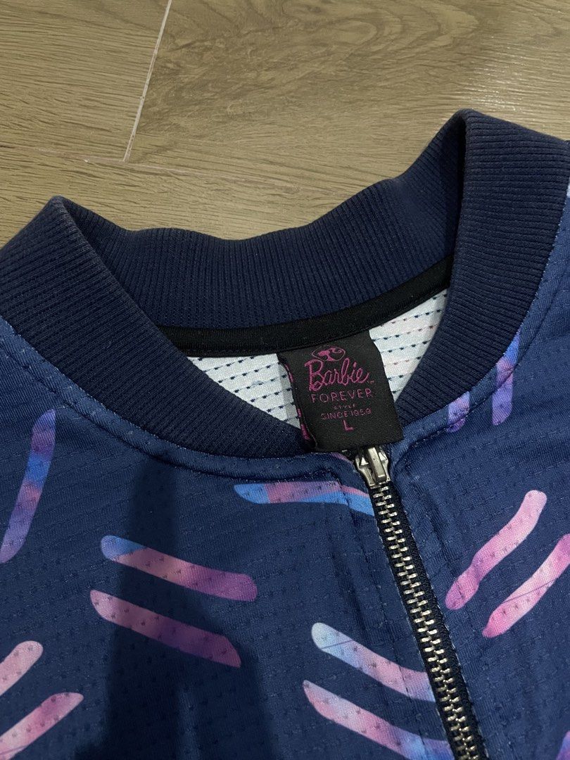 Barbie Forever Lightweight Jacket – Size Large (L) 💕 (Category: Coats, Jackets and Outerwear) located in Bulacan. Submitted by ladyjagged (Listing ID 1469717160, Image 2). Description: * Size: Large (L) * Color: Navy Blue with colorful accents * Lightweight and breathable fabric * Full front zipper closure * Ribbed collar, cuffs, and hem * Stylish Barbie logo on the chest * Comfortable and easy to pair with any outfit.