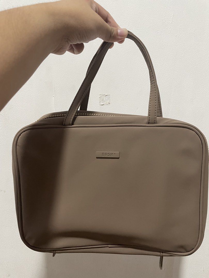 BASH Toiletry Bag Organizer (Category: Purses & Pouches) located in Manila. Submitted by shaquilleoatmeal (Listing ID 1469581140, Image 1). Description: .