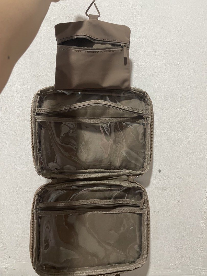 BASH Toiletry Bag Organizer (Category: Purses & Pouches) located in Manila. Submitted by shaquilleoatmeal (Listing ID 1469581140, Image 2). Description: .
