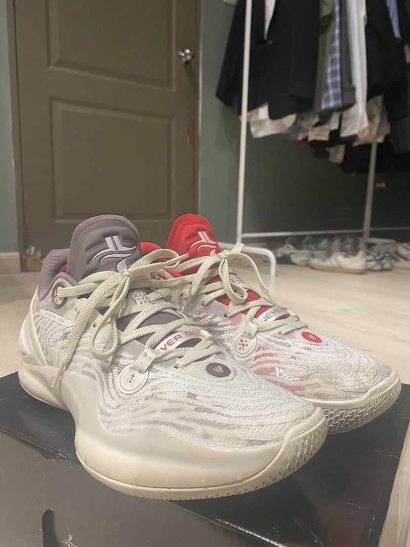 Basketball Shoes X-Step (Category: Casual Shoes) located in Quezon City. Submitted by wardaddy0418 (Listing ID 1469595132, Image 2). Description: Jeremy Lin 5 Size 9 Us Used only 5 times Location: Quezon City, Fairview.