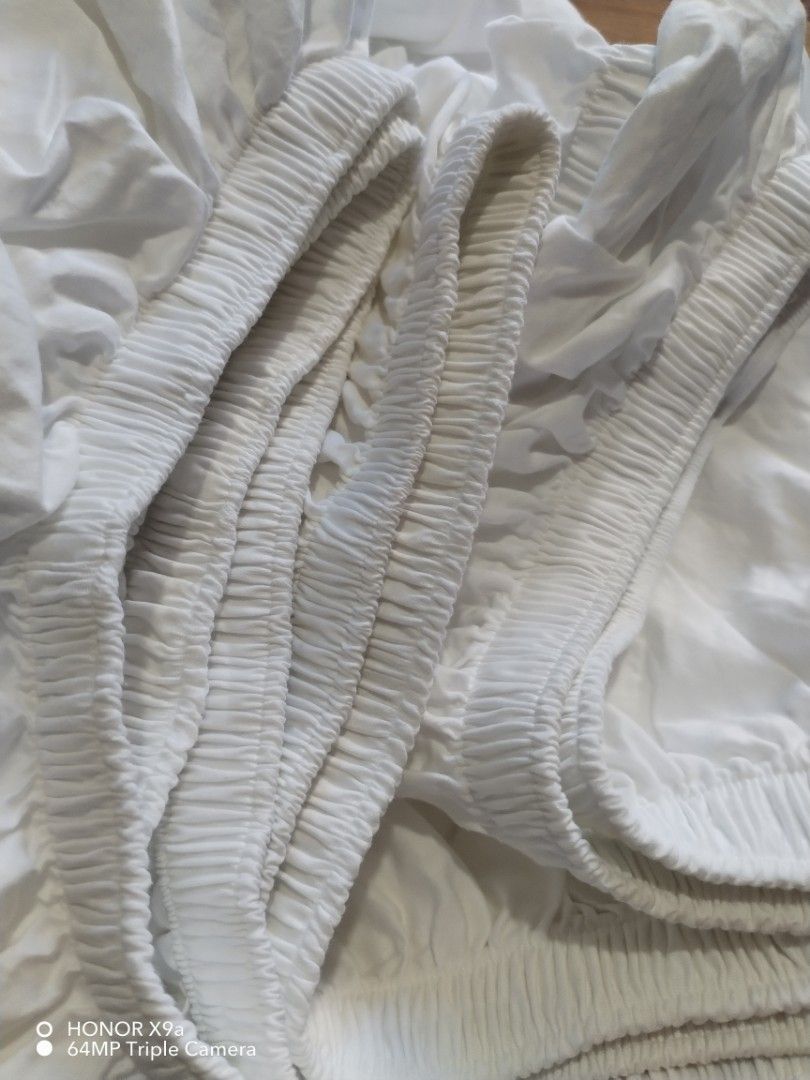 Bedsheets Queen Size ( Kirkland) (Category: Bedding & Towels) located in Muntinlupa City. Submitted by arciagamaryann68 (Listing ID 1469603305, Image 3). Description: - Brand: Kirkland Signature - Size: Queen - Color: Classic White - Material: 100% USA Pima Cotton (680 Thread Count) - Features: Garterized fitted sheet for secure fit, premium hotel-quality soft fabric - Condition: Excellent, clean and well-maintained.