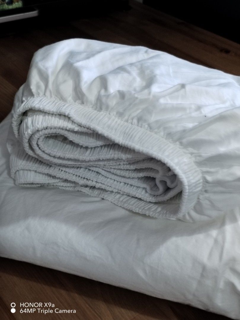 Bedsheets Queen Size ( Kirkland) (Category: Bedding & Towels) located in Muntinlupa City. Submitted by arciagamaryann68 (Listing ID 1469603305, Image 2). Description: - Brand: Kirkland Signature - Size: Queen - Color: Classic White - Material: 100% USA Pima Cotton (680 Thread Count) - Features: Garterized fitted sheet for secure fit, premium hotel-quality soft fabric - Condition: Excellent, clean and well-maintained.