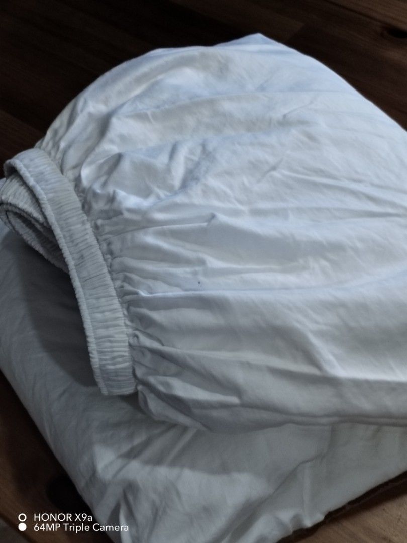 Bedsheets Queen Size ( Kirkland) (Category: Bedding & Towels) located in Muntinlupa City. Submitted by arciagamaryann68 (Listing ID 1469603305, Image 1). Description: - Brand: Kirkland Signature - Size: Queen - Color: Classic White - Material: 100% USA Pima Cotton (680 Thread Count) - Features: Garterized fitted sheet for secure fit, premium hotel-quality soft fabric - Condition: Excellent, clean and well-maintained.