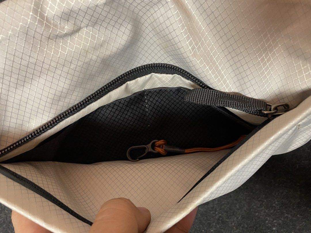 Bellroy Sling Bags (Category: Sling Bags) located in Quezon City. Submitted by loloyz123 (Listing ID 1469720149, Image 3). Description: Bellroy sling Bags Condition: Very good Color rate: 10/10 Color: Gray Size: L:17 W:29 depth: 9cm.