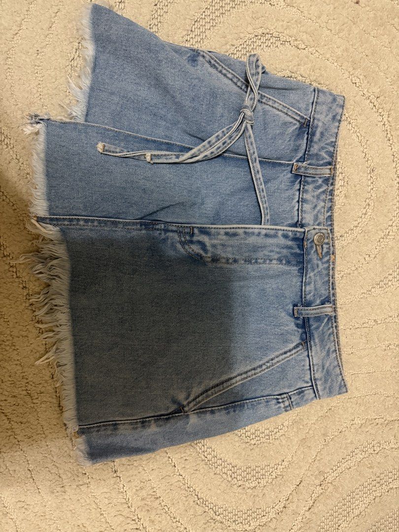 BERSHKA DENIM SKORT MEDIUM (Category: Shorts) located in Paranaque City. Submitted by brandedlab (Listing ID 1469714477, Image 2). Description: .
