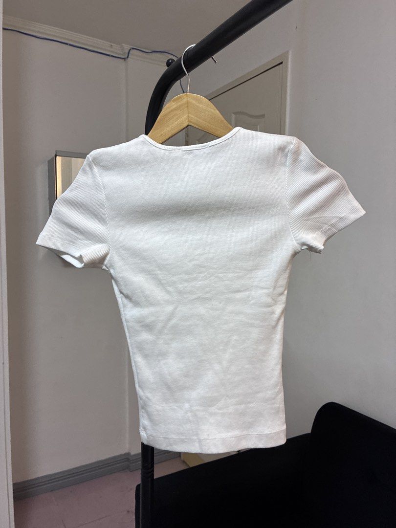 Bershka fitted v-neck top XS (Category: Shirts) located in Manila. Submitted by jdjdnxei (Listing ID 1469588987, Image 3). Description: bnew pa never worn XS.