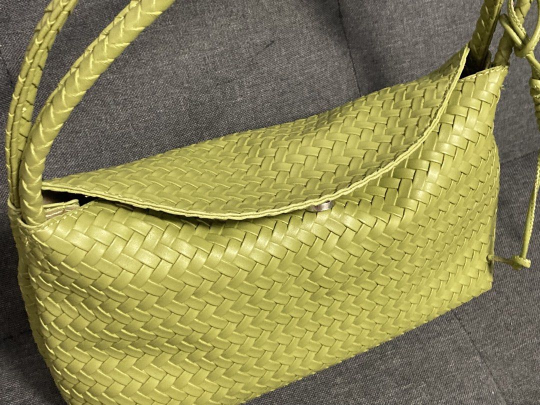BKK Shoulder Bag (Category: Shoulder Bags) located in Quezon City. Submitted by theclutter__ (Listing ID 1469700396, Image 2). Description: Pass as new Used less than a week Crossposted.