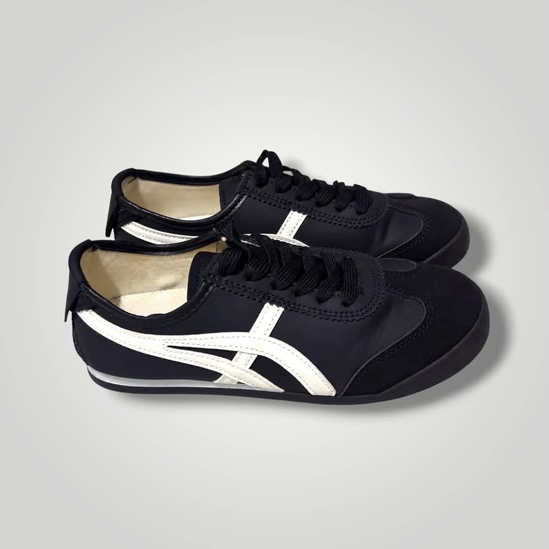 Corolla Black & White Casual Sneakers (Category: Sneakers) located in Manila. Submitted by amara.archives (Listing ID 1469714824, Image 2). Description: 🛍️ ITEM DETAILS Condition: Like New (1 beses lng nagamit) Inclusions: Shoe bag only (no box) Size: 37 📋 SELLER INFORMATION Reason For Selling : Decluttering / No longer used Location: Project 6, Quezon City MOP: GCash / Bank Transfer 📌 ORDER POLICY • Actual photos of the item are posted. • Pay