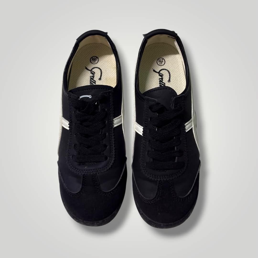 Corolla Black & White Casual Sneakers (Category: Sneakers) located in Manila. Submitted by amara.archives (Listing ID 1469714824, Image 1). Description: 🛍️ ITEM DETAILS Condition: Like New (1 beses lng nagamit) Inclusions: Shoe bag only (no box) Size: 37 📋 SELLER INFORMATION Reason For Selling : Decluttering / No longer used Location: Project 6, Quezon City MOP: GCash / Bank Transfer 📌 ORDER POLICY • Actual photos of the item are posted. • Pay