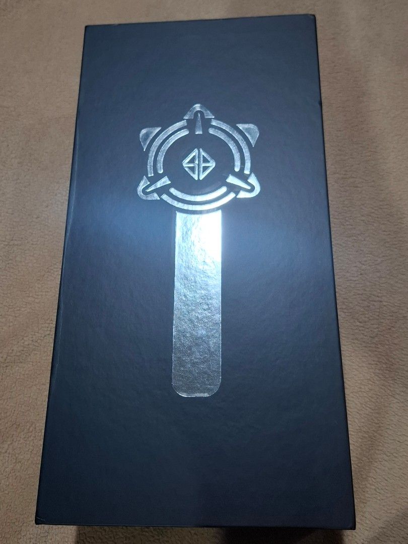Black Box with Silver Foil Design (Category: Accessory Holder, Box & Organizers) located in Agdangan. Submitted by snowsmum (Listing ID 1469680726, Image 1). Description: FOR SALE: Brand New SB19 ELESBI Lightstick Version 4 (Dusk) Selling a 100% brand new, authentic, and unused official SB19 ELESBI V4 (Dusk) lightstick. Complete with its original packaging and all inbox inclusions. Product Specifications & Features • Color: Dusk • Design: Windmil
