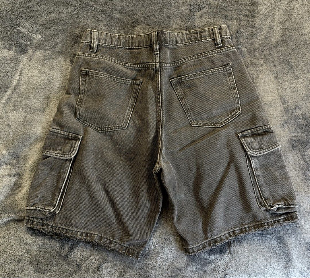 Black Cargo Shorts/Jorts - Zara (Category: Shorts) located in Pasig City. Submitted by caroline111 (Listing ID 1469629946, Image 2). Description: Length - 20.5 inches.