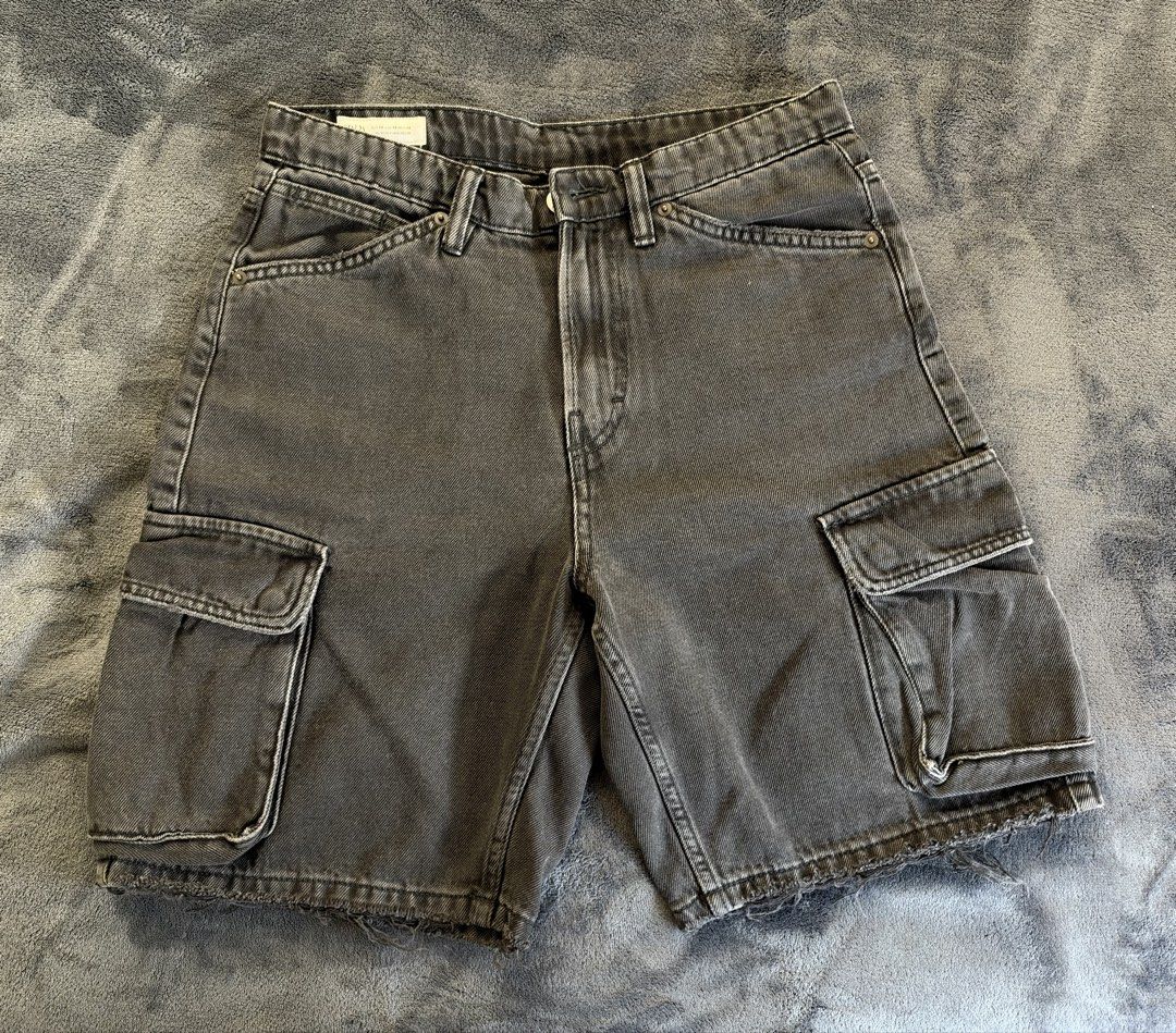 Black Cargo Shorts/Jorts - Zara (Category: Shorts) located in Pasig City. Submitted by caroline111 (Listing ID 1469629946, Image 1). Description: Length - 20.5 inches.