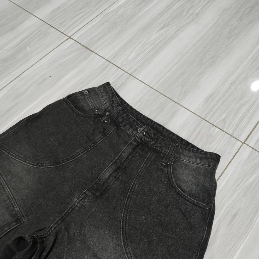 Black Denim Washed "Multi Pockets" Baggy Jorts (Category: Shorts) located in Manila. Submitted by kz.apparels999 (Listing ID 1469687009, Image 3). Description: Black Denim Washed "Multi Pockets" Baggy Jorts `size 28 (with lace inside) `25.5 length `13 leg opening `good condition `no major flaws (used only) ₱450 only +shipping fee 📍San Miguel, Bulacan.